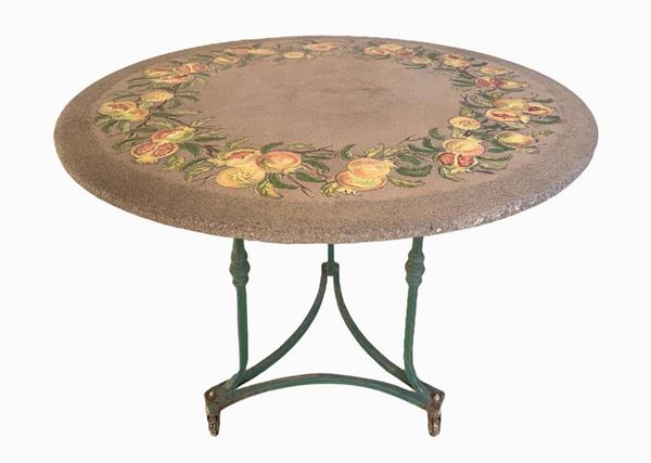 Tavolo rotondo in pietra lavica decorato a ceramica policroma con melograni al piano e quattro sedie. XX secolo,H cm 80, diametro cm 105. Struttura ... 
