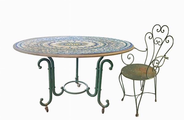 Tavolo rotondo in pietra lavica e 4 sedie. Decorato a ceramica policroma con disegno  a gelsomino. XX secolo,e decorazione floreale sulla ... 