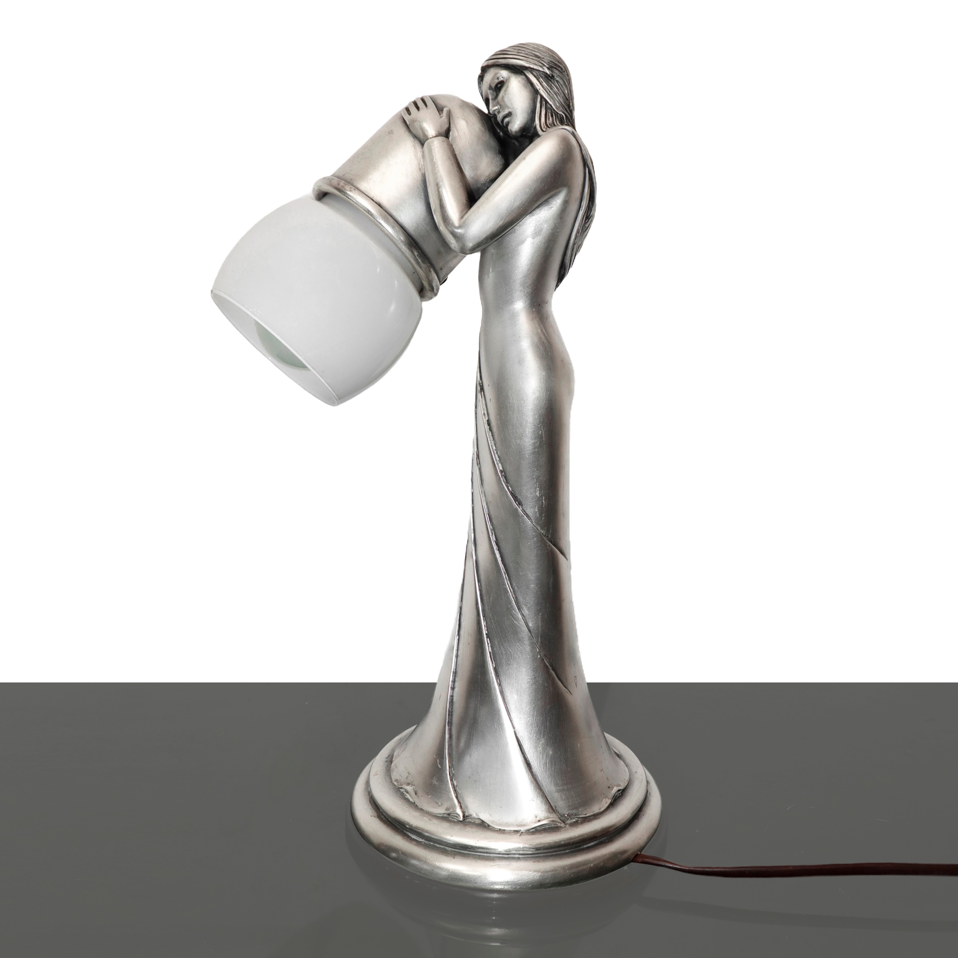 Lampada scultura raffigurante Donna placcata in argento 800 Vermeil