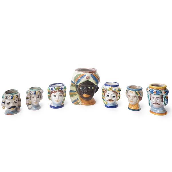 Gruppo di N. 7 teste antropomorfe in ceramica di Caltagirone.