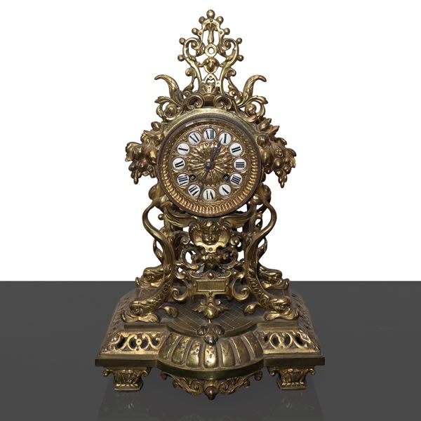 Orologio da tavolo in bronzo dorato con putti e tralci d'uva. 