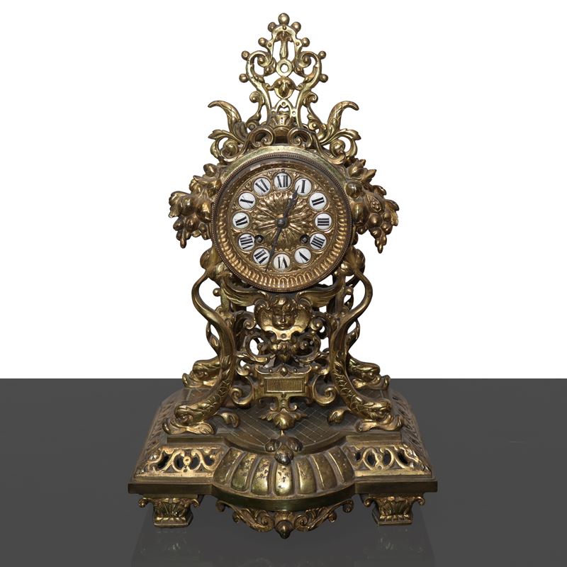 Orologio da Tavolo in Bronzo Dorato con Putti e Tralci D'uva.