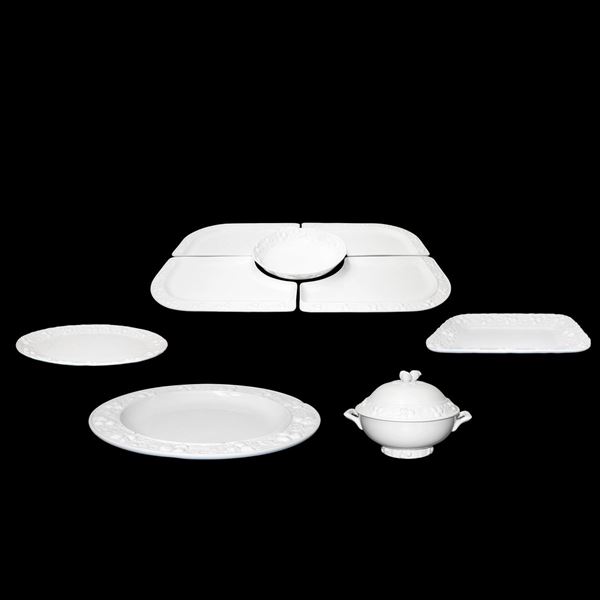 Centrotavola in ceramica smaltata bianca composto da N. 5 ceramiche smaltate, zuppiera e N 3 piatti piatti da portata