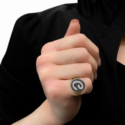 Anello in Oro Rosa Satinato, Brillanti Neri e Bianchi, Lettera C