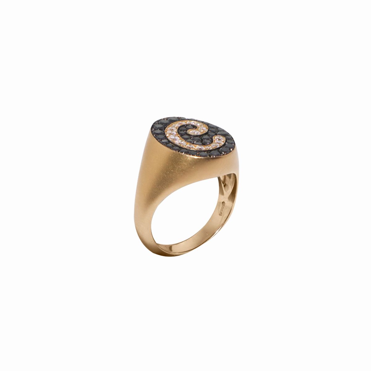 Crivelli - Anello in Oro Rosa Satinato, Brillanti Neri e Bianchi, Lettera C