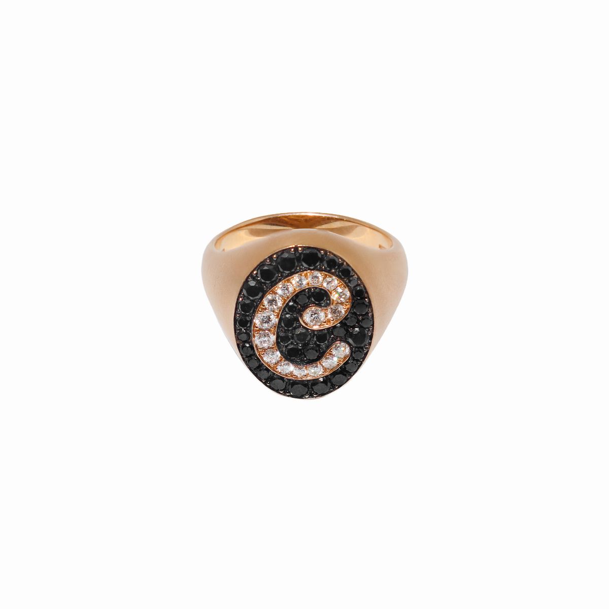 Crivelli - Anello in Oro Rosa Satinato, Brillanti Neri e Bianchi, Lettera C