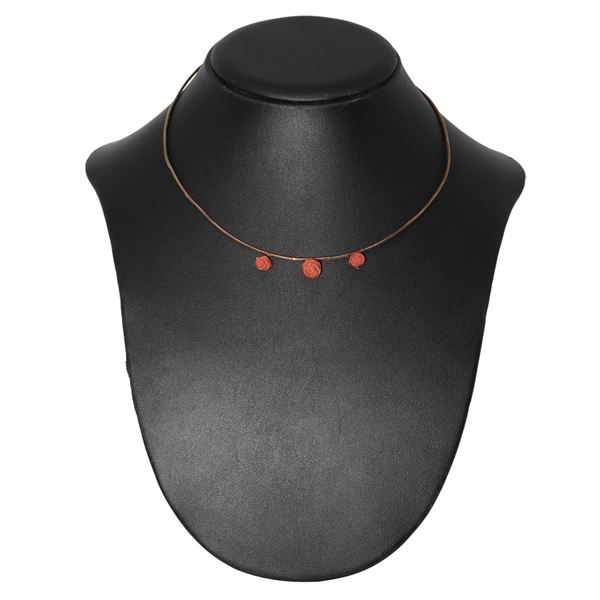 9 ct gold necklace, rigid with three coral roses
