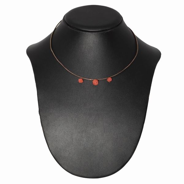 Girocollo in oro 9 ct , rigido con tre rose in corallo