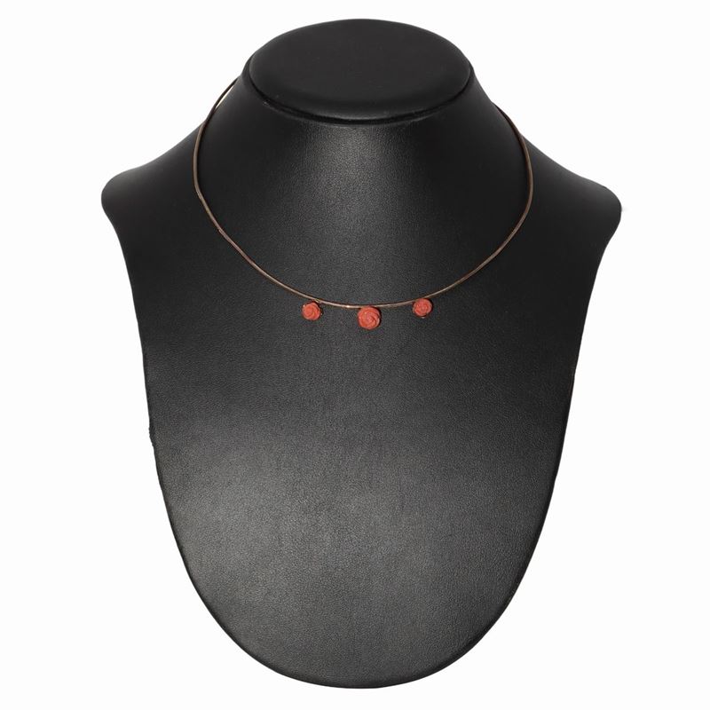 Girocollo in Oro 9 Ct , Rigido con Tre Rose in Corallo