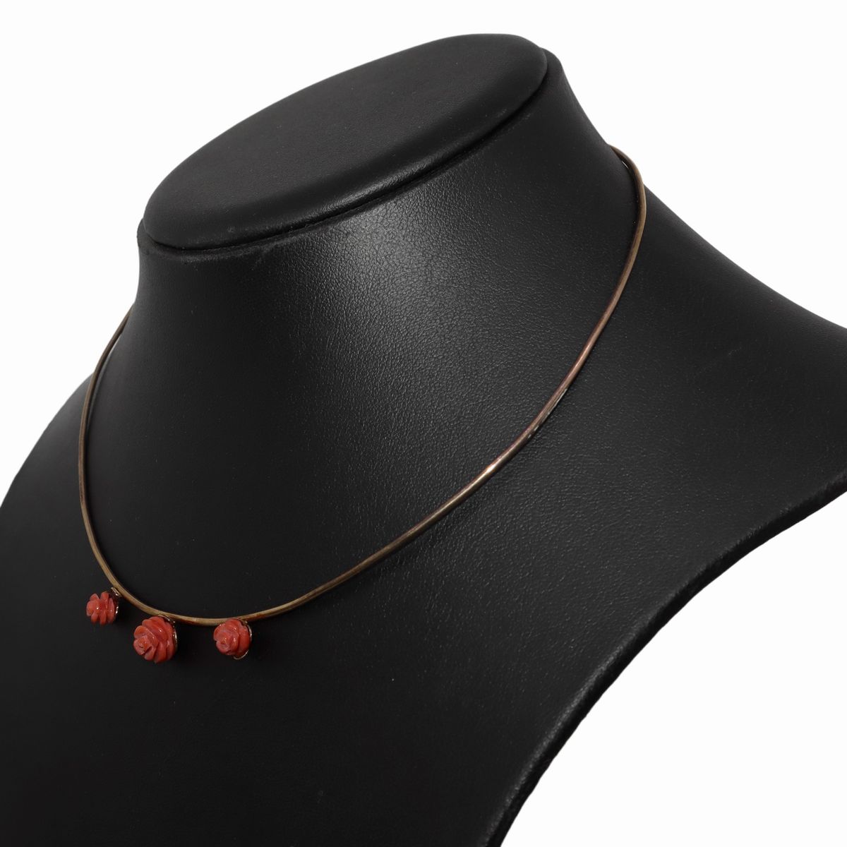 Girocollo in Oro 9 Ct , Rigido con Tre Rose in Corallo