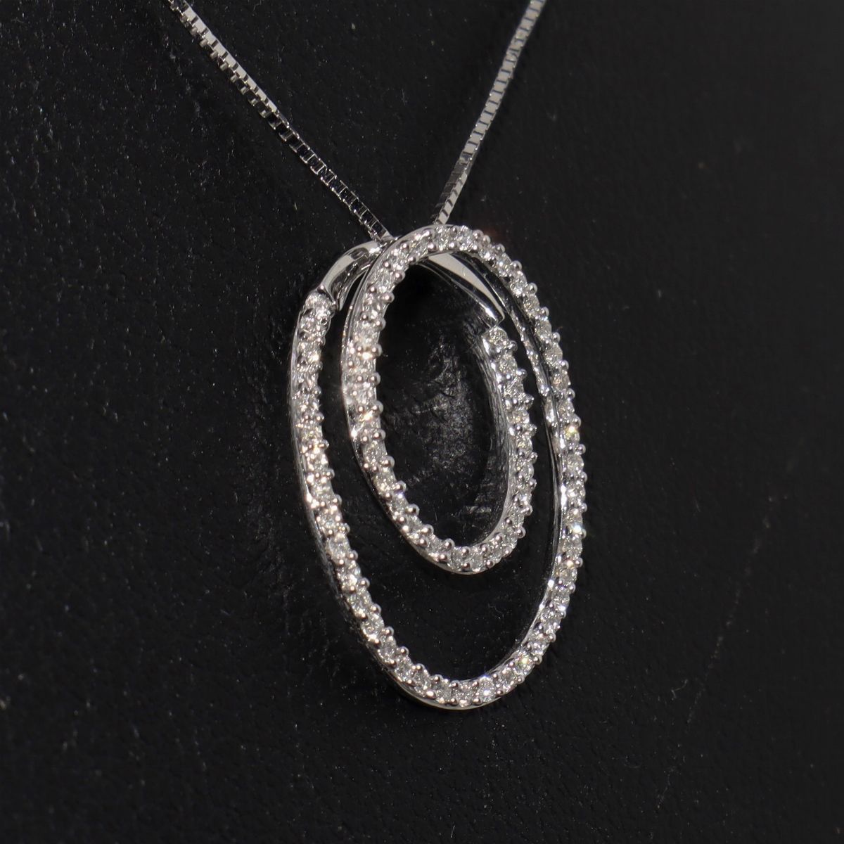 Comete - Collana in Oro Bianco con Ciondoli di Ovali in Oro e Brillanti