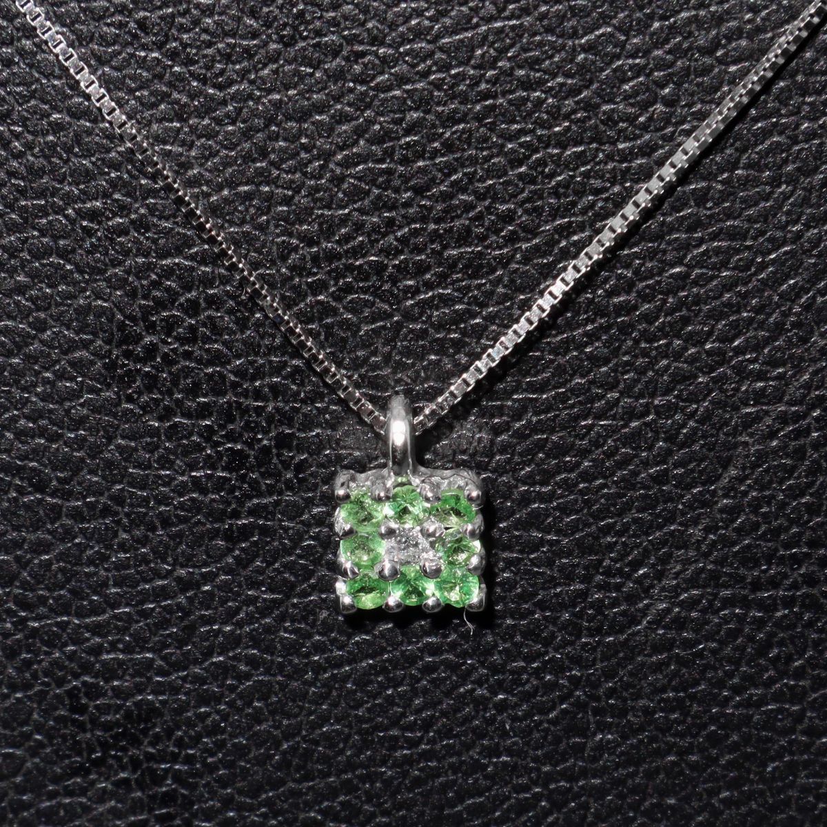 Collana con Ciondolo Quadrato con Smeraldi e Brillanti, Pistoia
