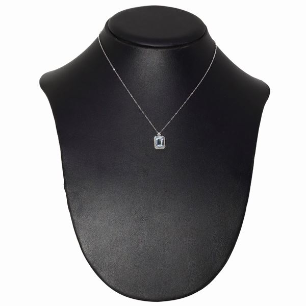 White gold necklace with aquamarine and brilliant cut diamonds