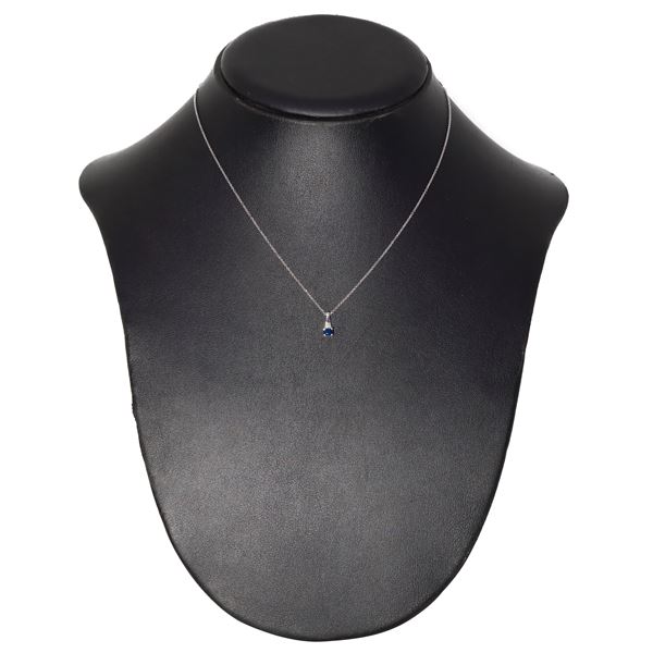 White gold necklace with pendant with sapphire and brilliant cut diamonds