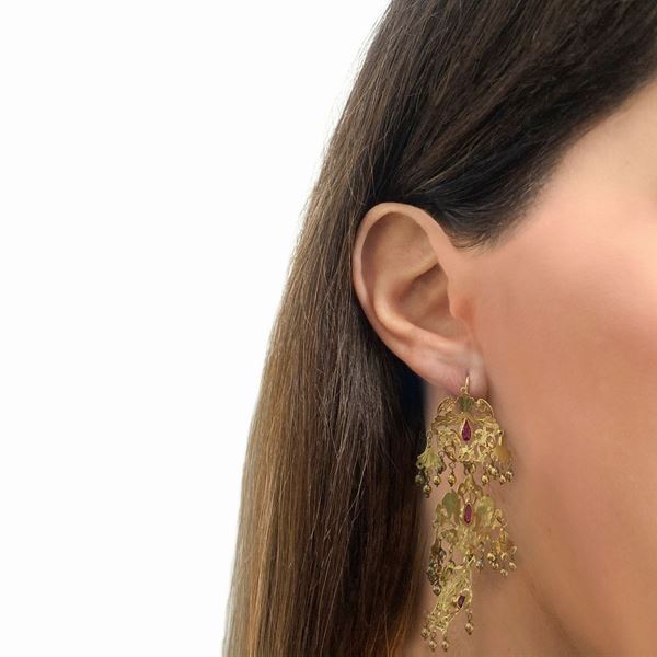 Pendant earrings in low title gold with garnets