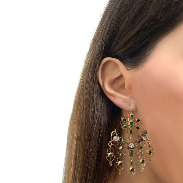 Important earrings with brilliants and old cut emeralds