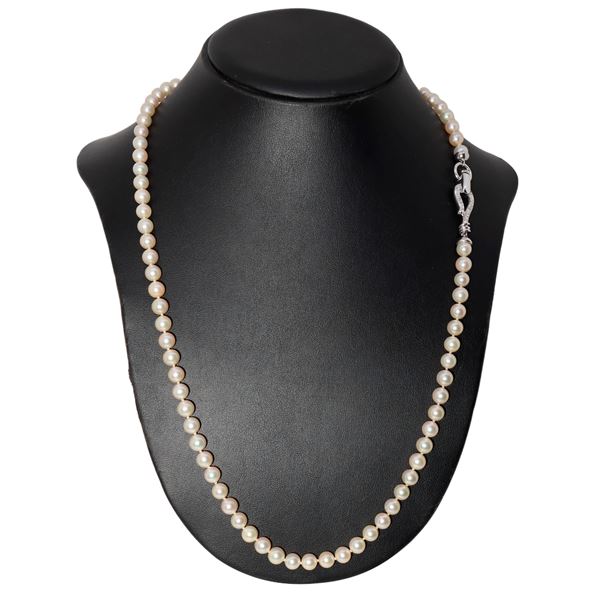 Collana in perle coltivate con susta in oro bianco e brillanti