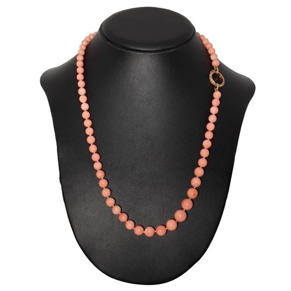 Necklace in degrading pink coral with side suspension in yellow gold and diamonds