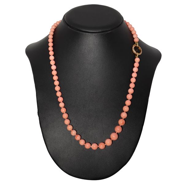 Collana in corallo rosa a degradare con susta laterale in oro giallo e brillanti