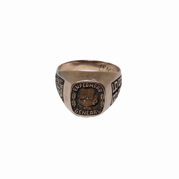 Low title gold men's ring