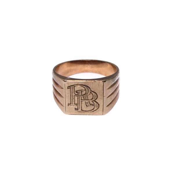 Low title gold men's ring