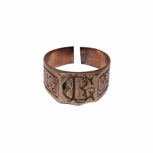 Low title gold men's ring