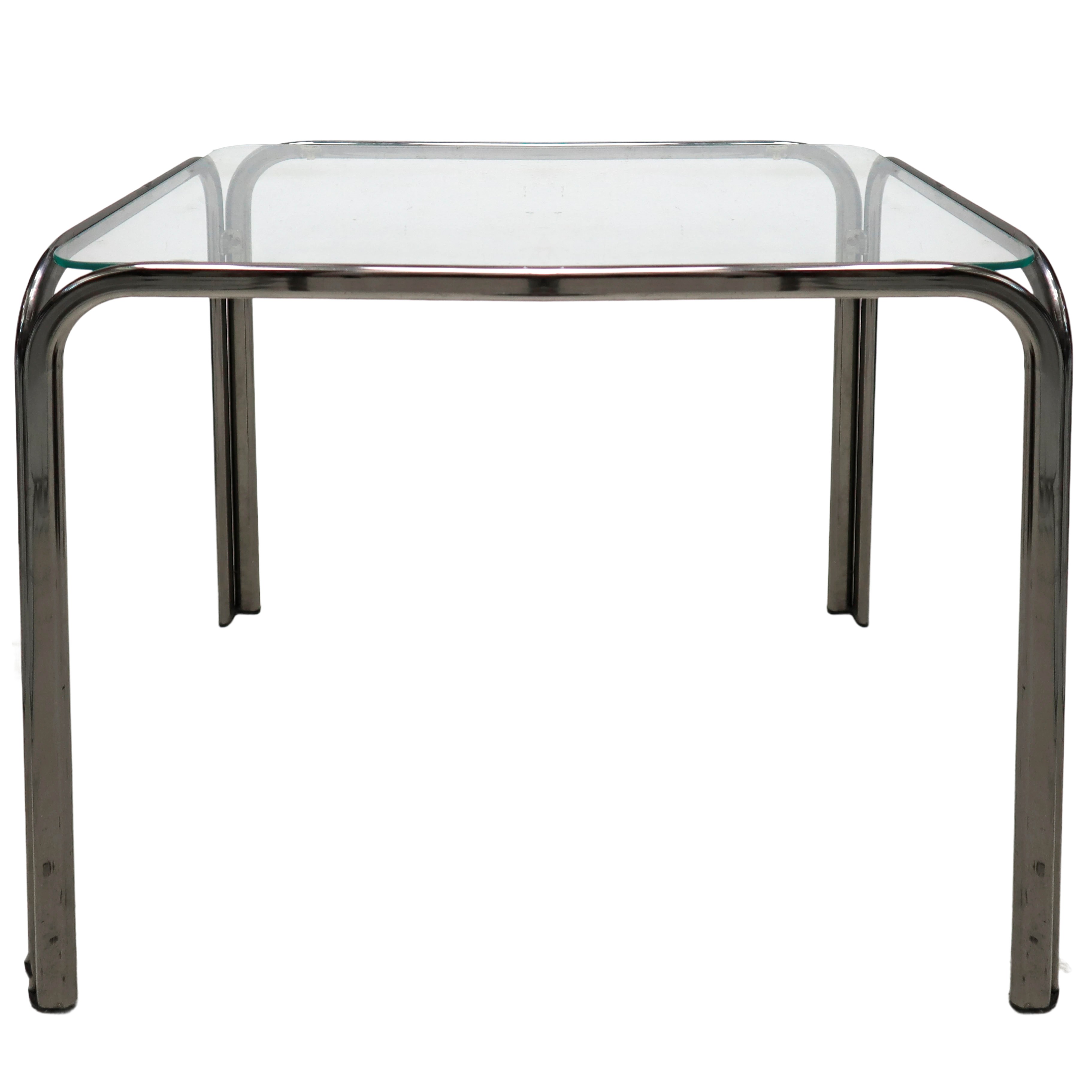 Tris di tavolini ad incastro in metallo e vetro