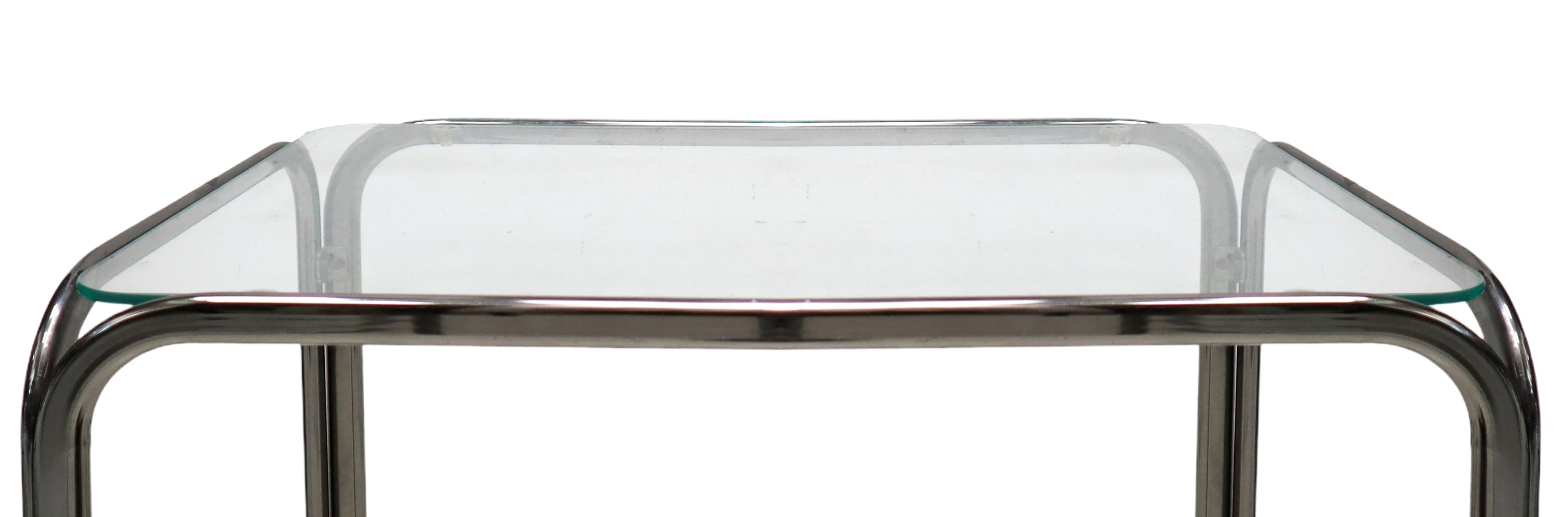 Tris di tavolini ad incastro in metallo e vetro