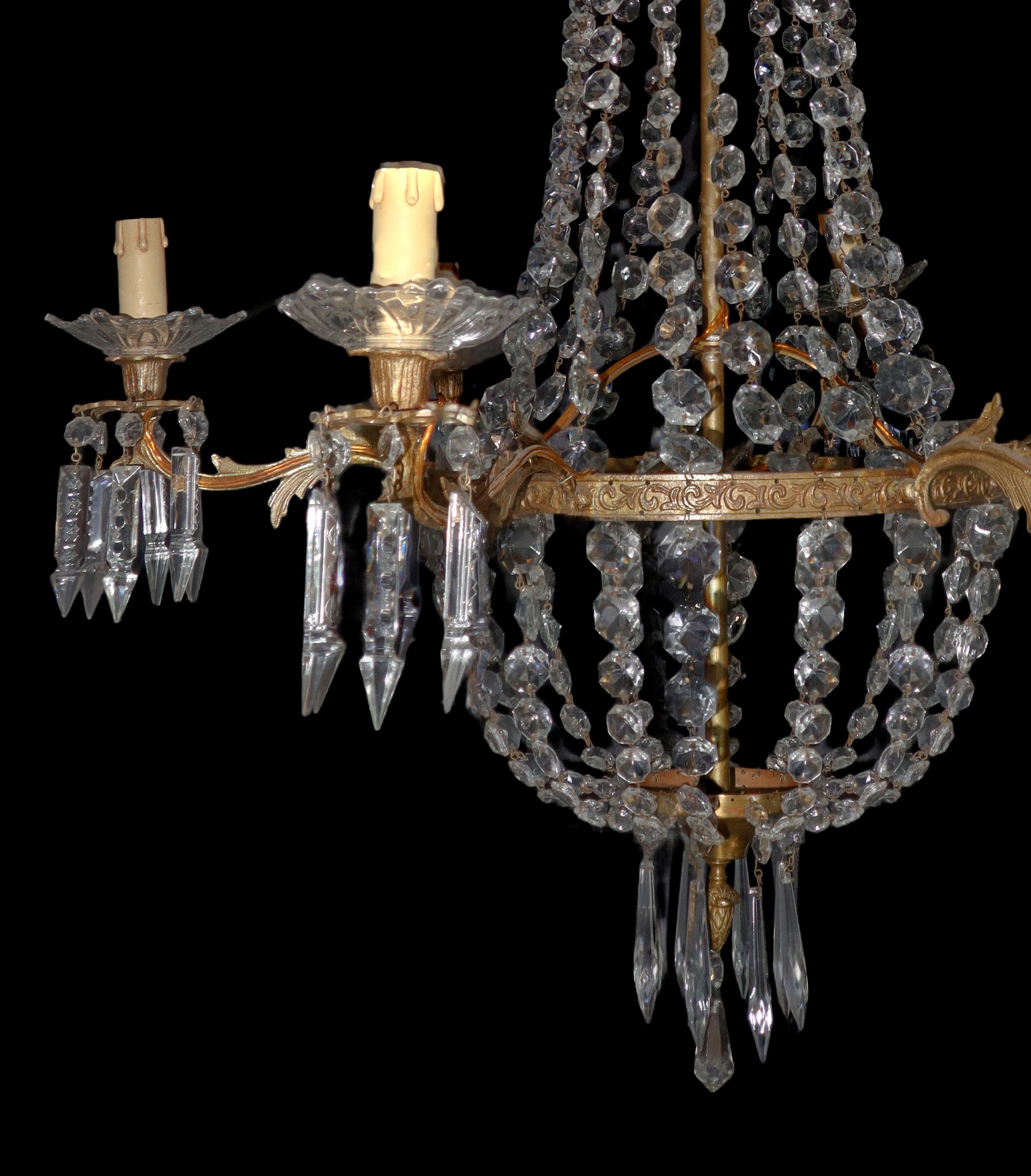 Lampadario a ninfa con brindoli a lancia e a rosetta in metallo dorato a 6 luci