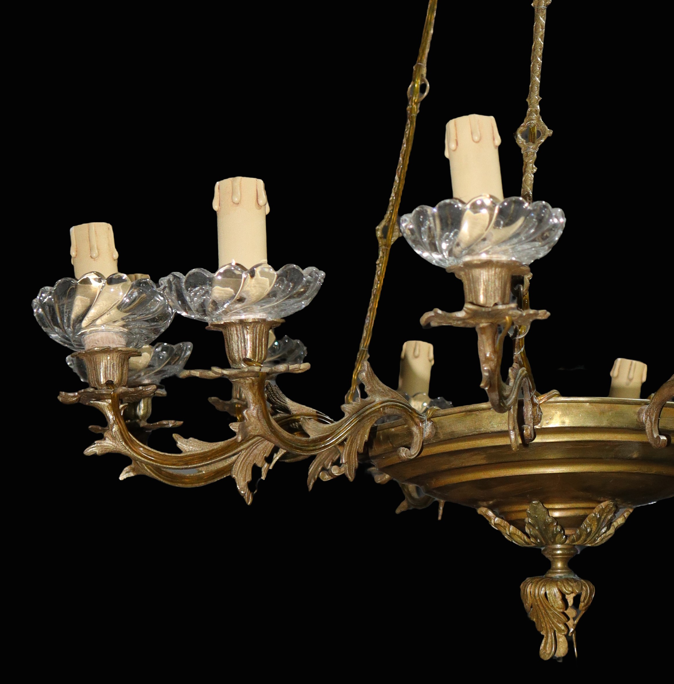 Lampadario a 12 luci in metallo dorato e piattini in vetro