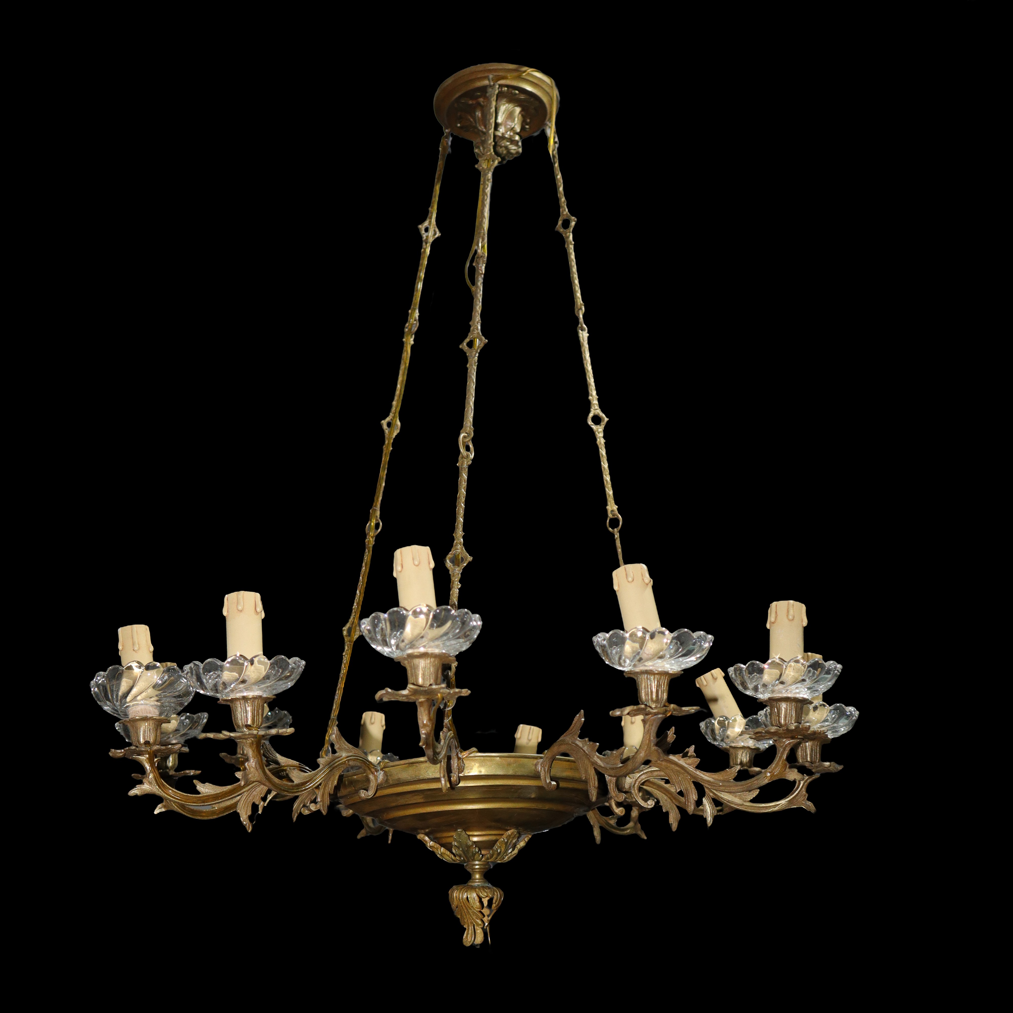 Lampadario a 12 luci in metallo dorato e piattini in vetro