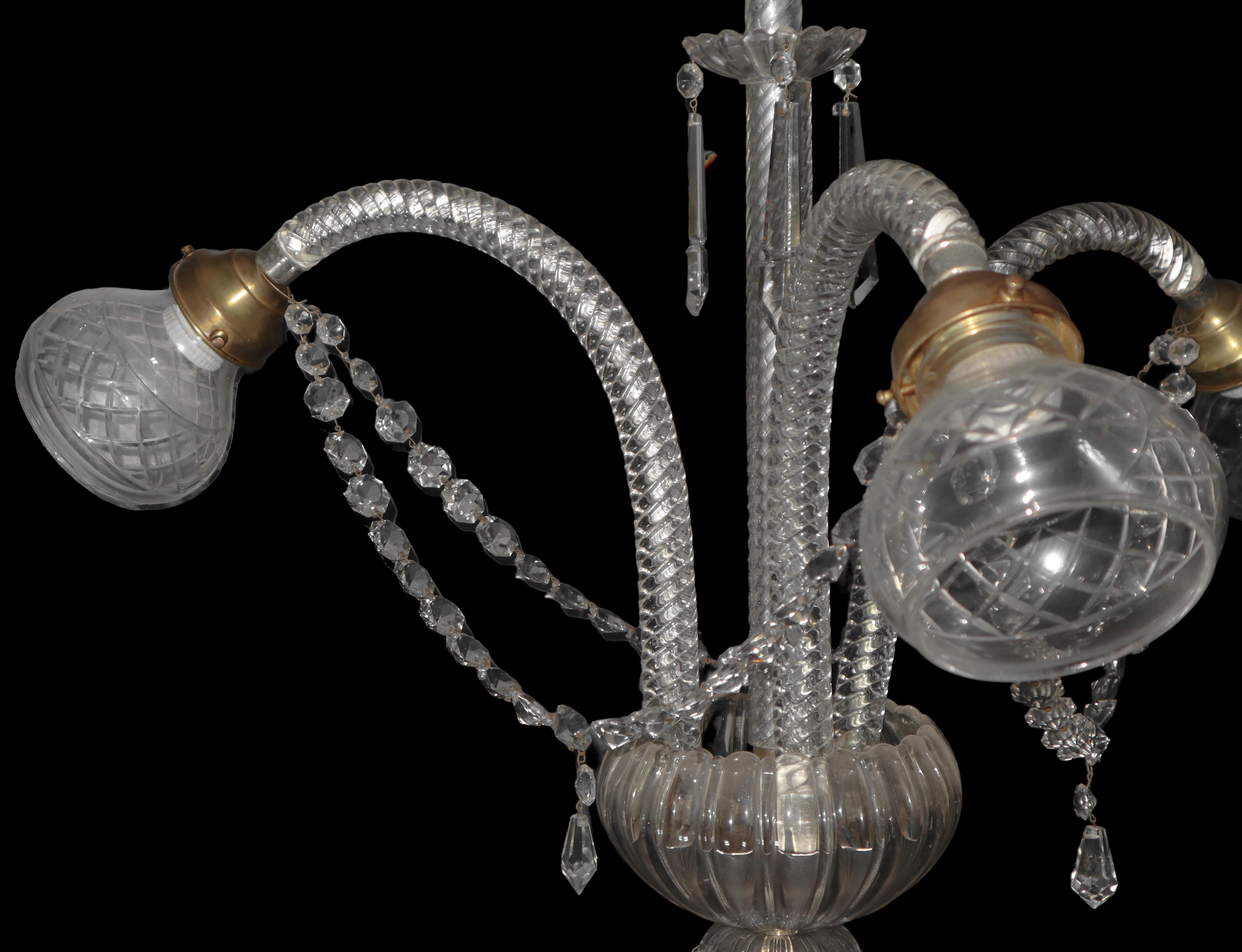 Lampadario a tre luci con stelo e bracci in vetro a torchion