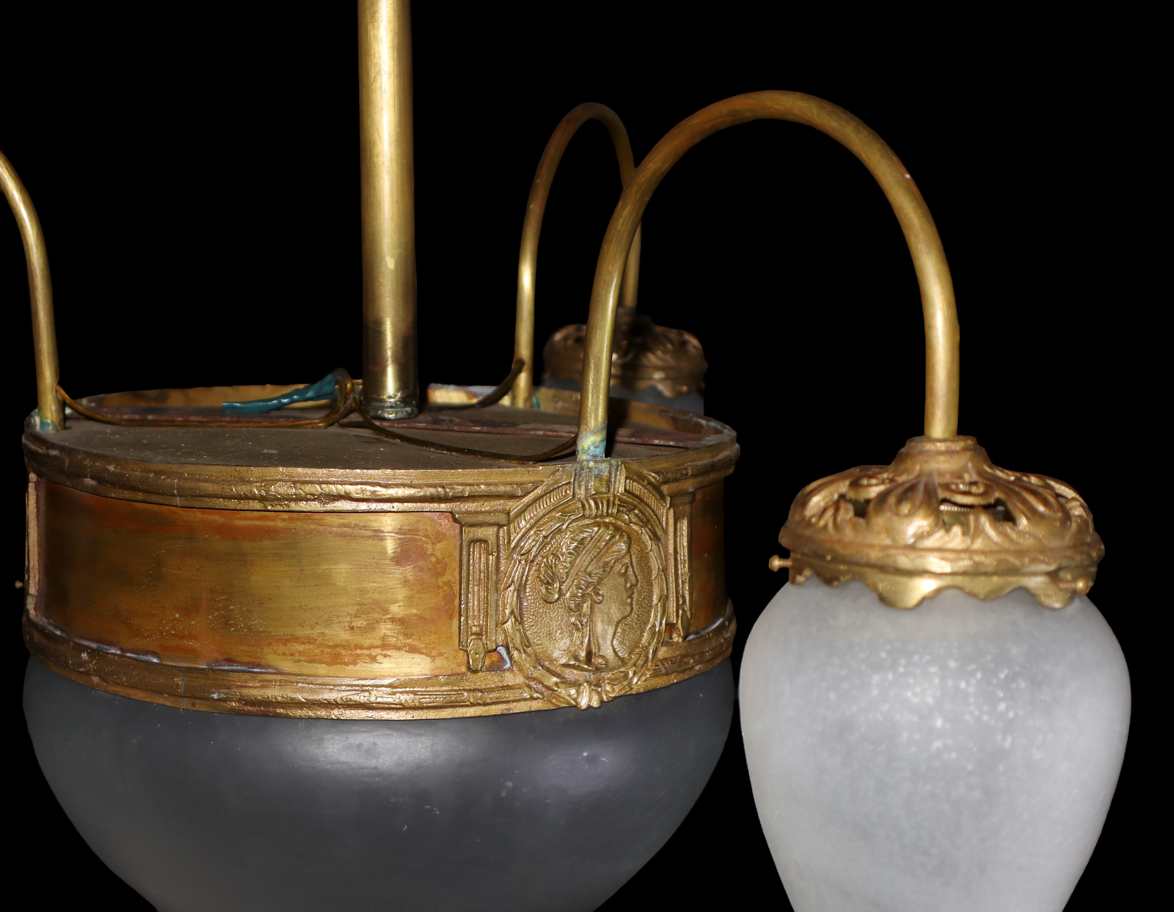 Lampadario Liberty, luce centrale più 3 laterali in vetro a pigna