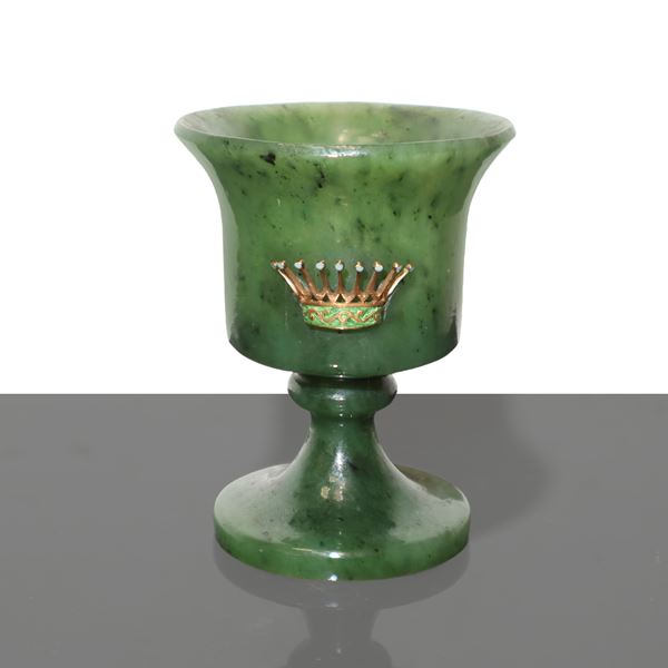 Piccolo cratere in giada verde spinacio con applicazione di corona in oro a forma con brillanti e pietre dure