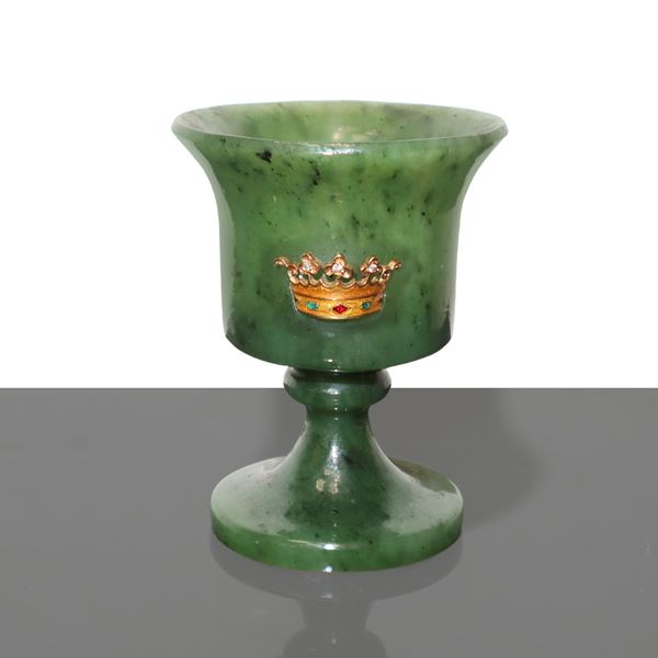 Piccolo cratere in giada verde spinacio con applicazione di corona in oro a forma con brillanti e pietre dure