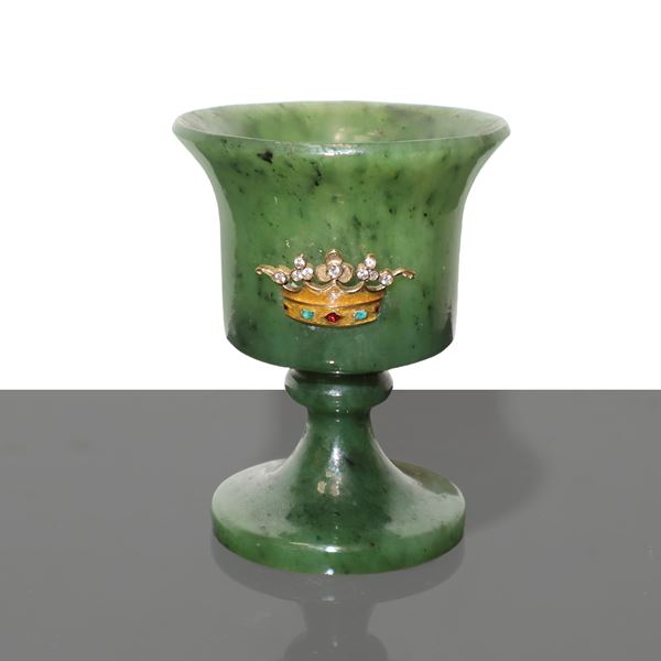Small crater in spinach green jade with application of a gold crown shaped with diamonds and semi-precious stones