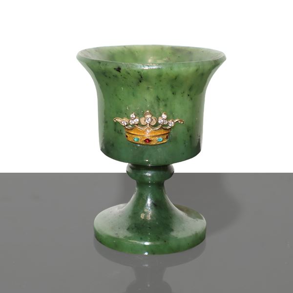 Piccolo cratere in giada verde spinacio con applicazione di corona in oro a forma con brillanti e pietre dure