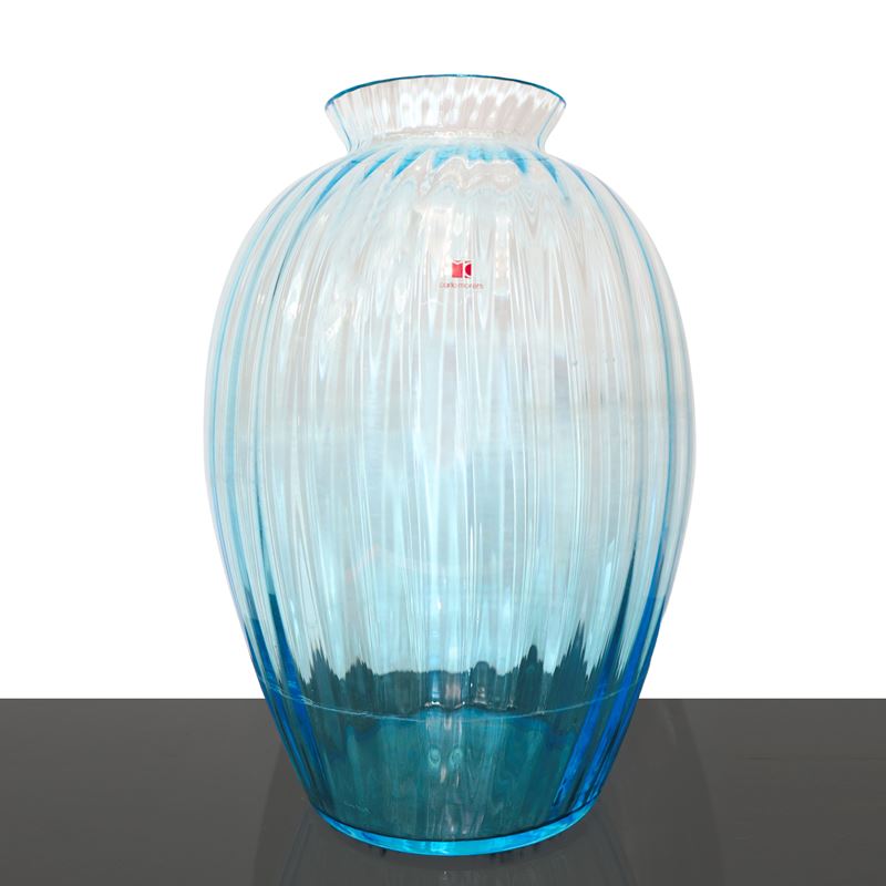 Vaso lobato nei toni dell'azzurro