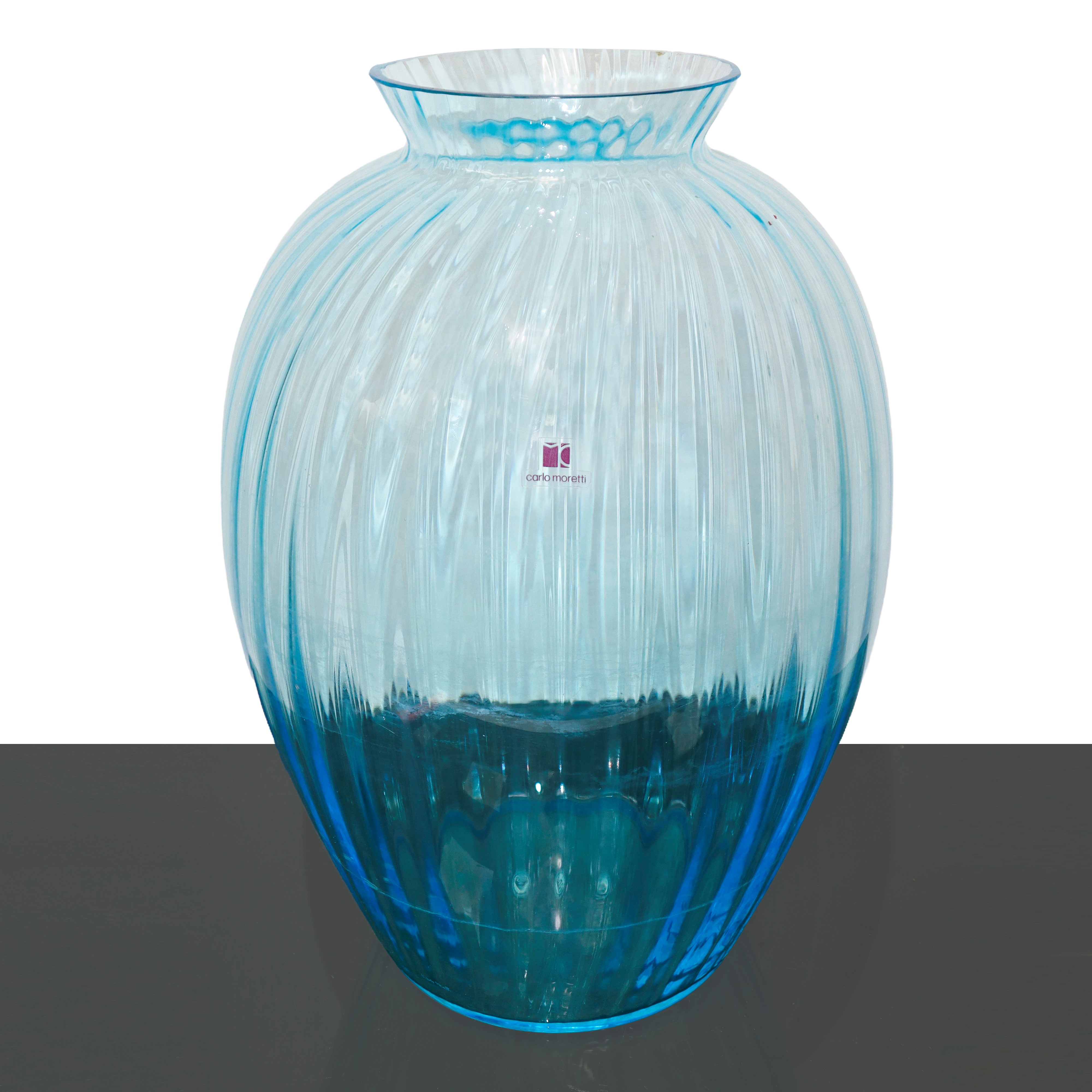 Vaso lobato nei toni dell'azzurro