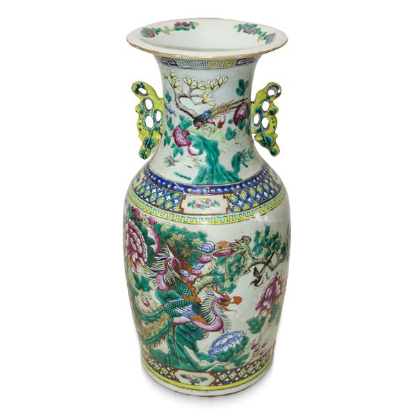 Vaso cinese in porcellana bianca con decori di fiori e vasi