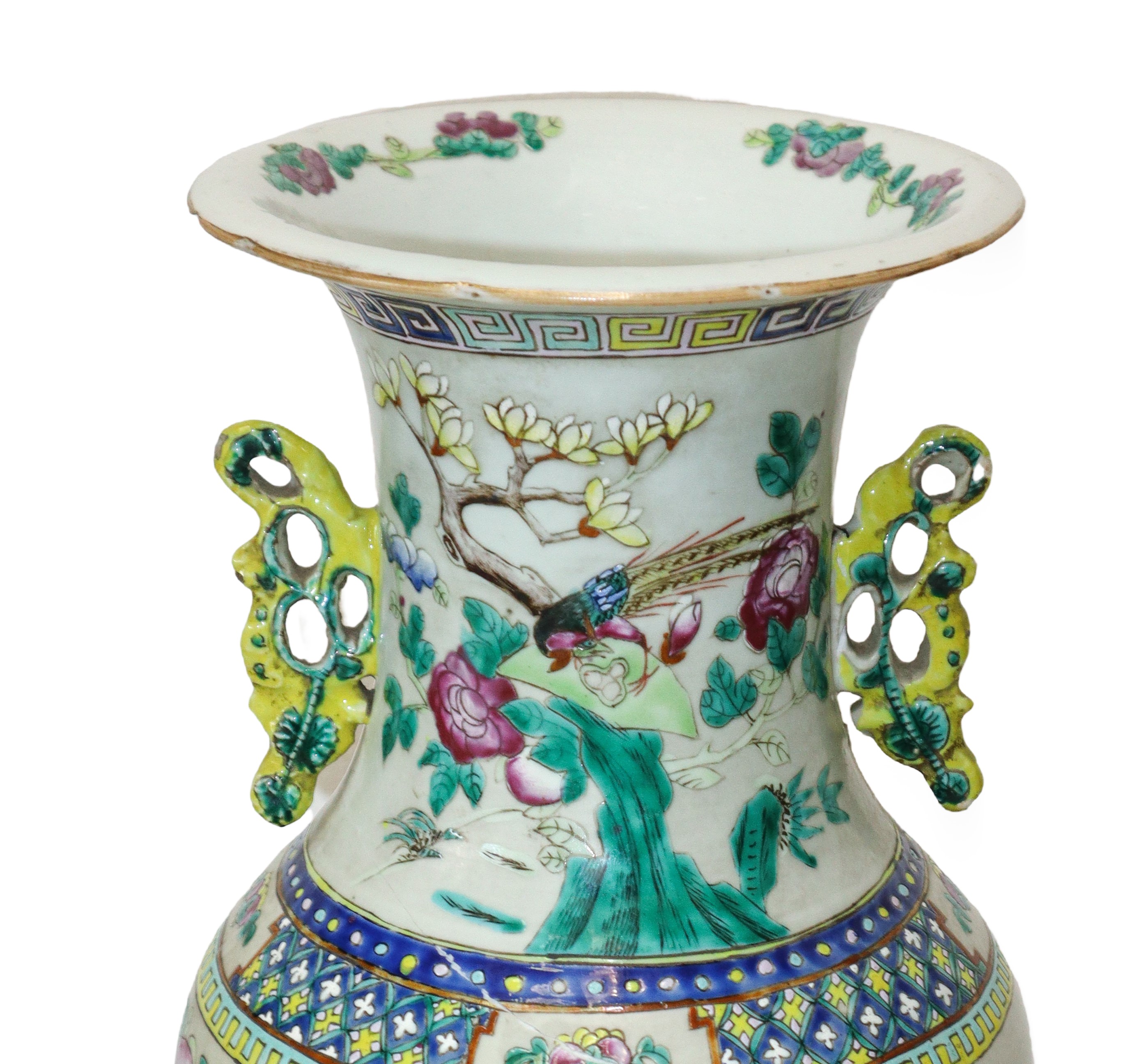 Vaso cinese in porcellana bianca con decori di fiori e vasi
