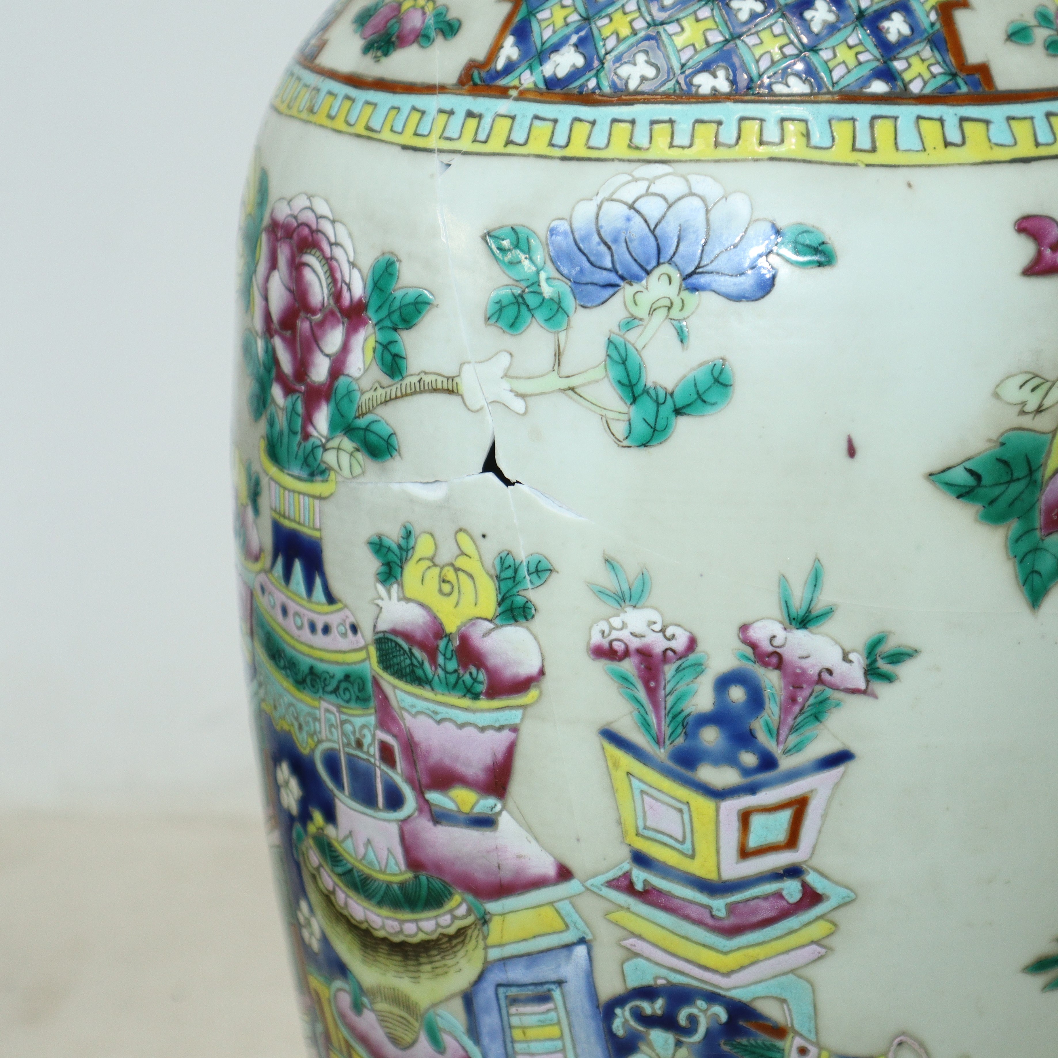 Vaso cinese in porcellana bianca con decori di fiori e vasi