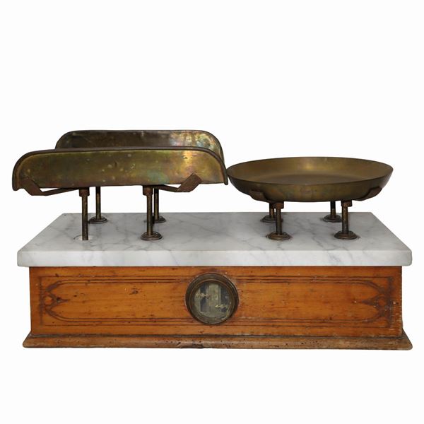 Bilancia in legno laccato con piano inmarmo e piatti in ottone