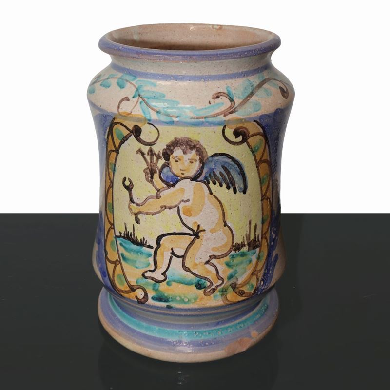 Cilindro in maiolica policroma di Caltagirone con raffigurazione di putto alato