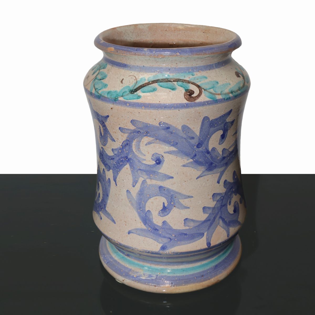 Cilindro in maiolica policroma di Caltagirone con raffigurazione di putto alato