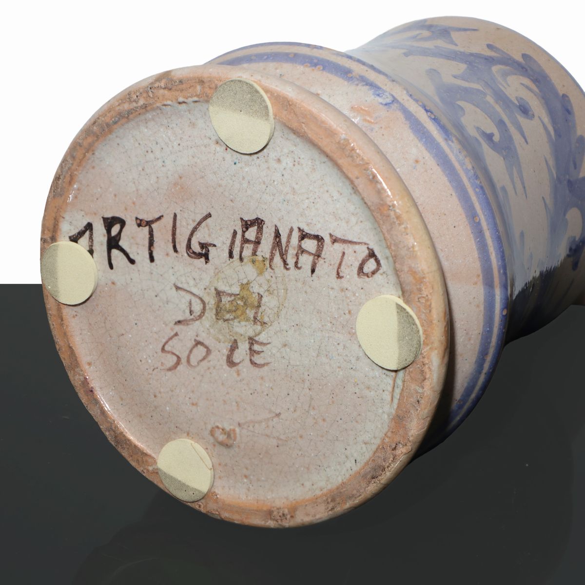 Cilindro in maiolica policroma di Caltagirone con raffigurazione di putto alato