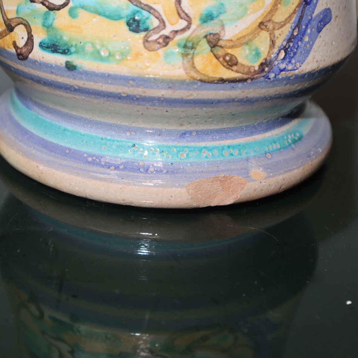 Cilindro in maiolica policroma di Caltagirone con raffigurazione di putto alato