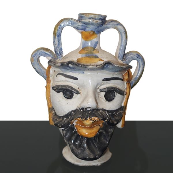 Testa in maiolica policroma di Caltagirone, antropomorfa e con manici.