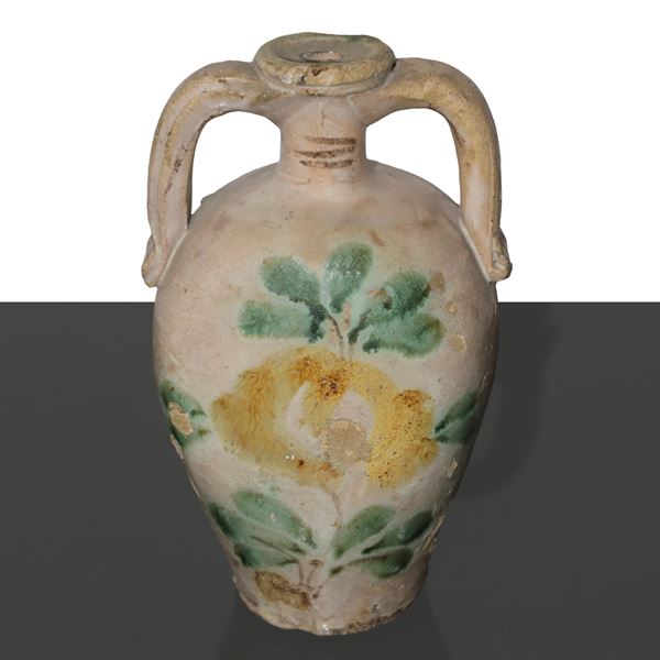 Piccola quartara in maiolica policroma di Caltagirone con manici e decorazioni di fiori e foglie 