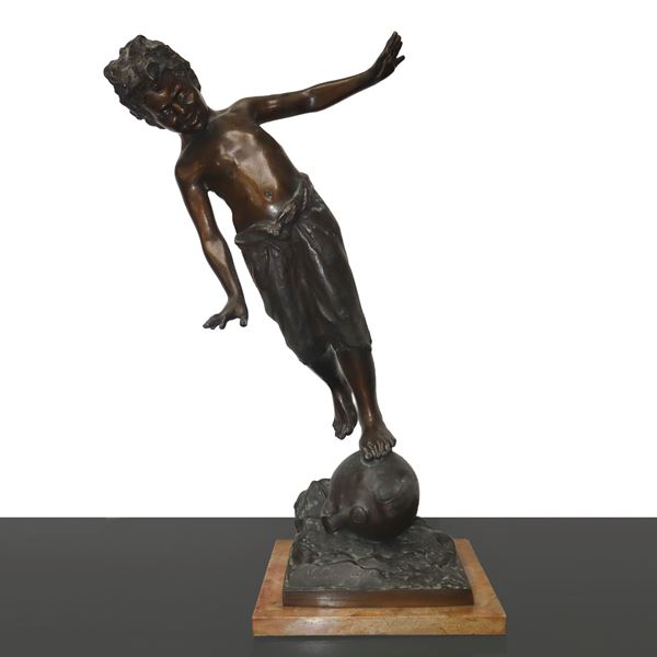 Vincenzo Cinque - Ragazzo in equilibrio su brocca, scultura in bronzo patinato bruno